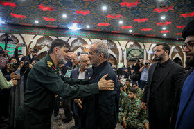 بوسه سردار رادان بر پیشانی پزشکیان | عکس