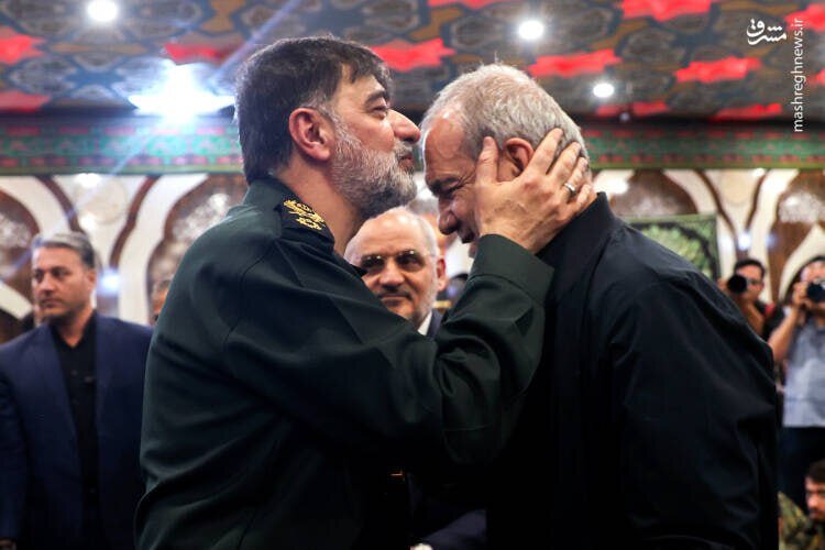 بوسه سردار رادان بر پیشانی پزشکیان | عکس