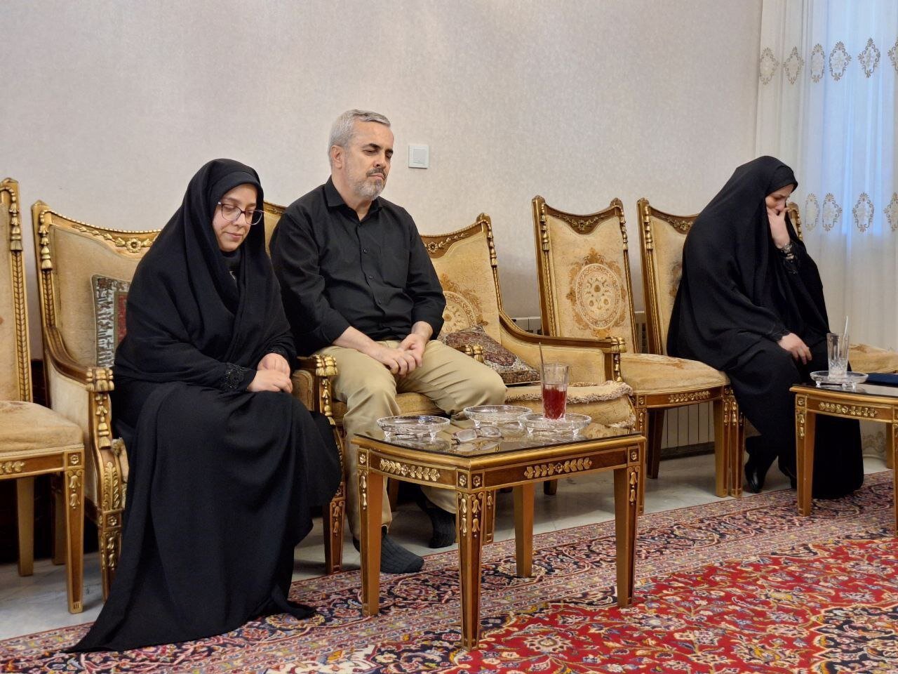 خانواده شهید باقری میزبان مشاور و دستیار مقام معظم رهبری | تصاویر