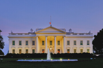 من سالن رقص می‌سازم، شما صرفه‌جویی کنید!