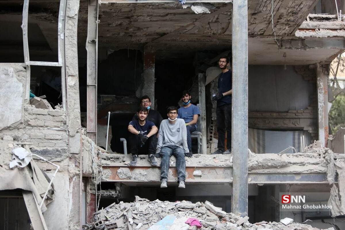 آواربرداری دانشجویان از خانههای جنگزده | مدیر یک گروه جهادی: حتی ساختمانهای لرزان هم ما را متوقف نکرد