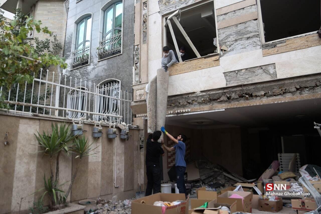 آواربرداری دانشجویان از خانههای جنگزده | مدیر یک گروه جهادی: حتی ساختمانهای لرزان هم ما را متوقف نکرد