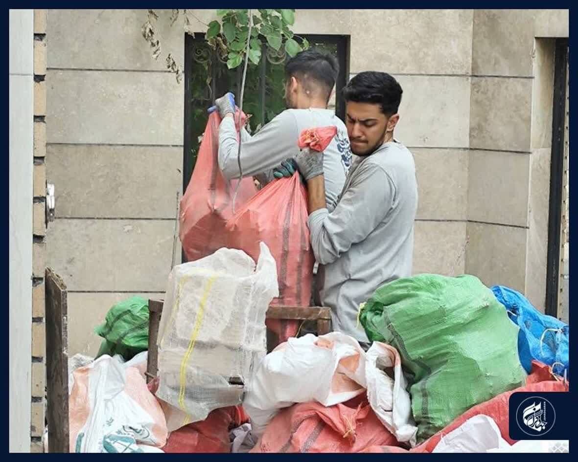 آواربرداری دانشجویان از خانههای جنگزده | مدیر یک گروه جهادی: حتی ساختمانهای لرزان هم ما را متوقف نکرد