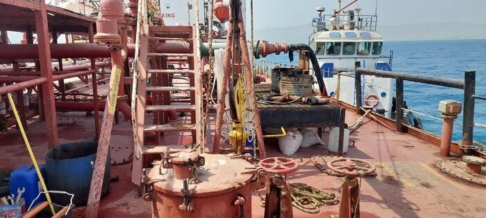 تصاویر توقیف کشتی نفتکش خارجی به اتهام حمل سوخت قاچاق