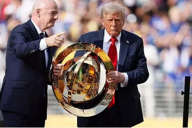 جام قهرمانی چلسی در دفتر ترامپ؟ + ویدئو | جام قهرمانی اصلی چلسی در دفتر من است!