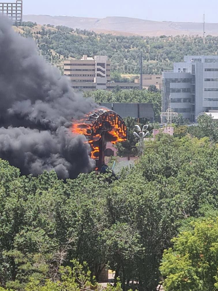 آتش گرفتن دستگاه رنجر در شهربازی تبریز + تصاویر | جوشکاری موجب آتشسوزی دستگاه شهربازی باغلارباغی شد