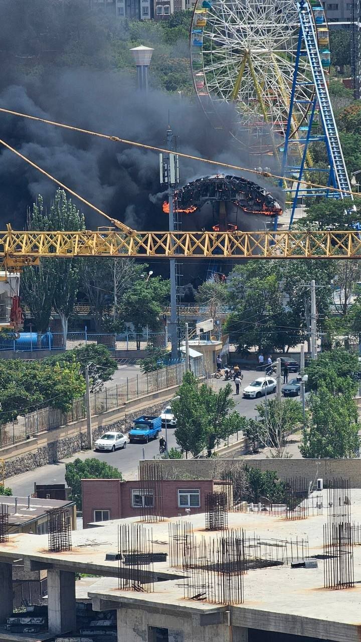 آتش گرفتن دستگاه رنجر در شهربازی تبریز + تصاویر | جوشکاری موجب آتشسوزی دستگاه شهربازی باغلارباغی شد