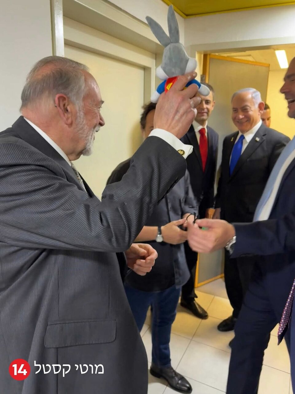 حضور غیرمنتظره سفیر آمریکا در دادگاه نتانیاهو با یک عروسک | تصاویر