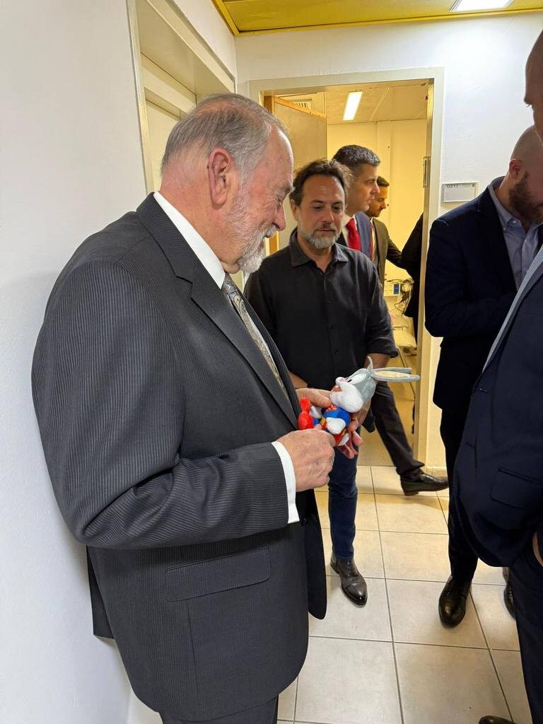 حضور غیرمنتظره سفیر آمریکا در دادگاه نتانیاهو با یک عروسک | تصاویر