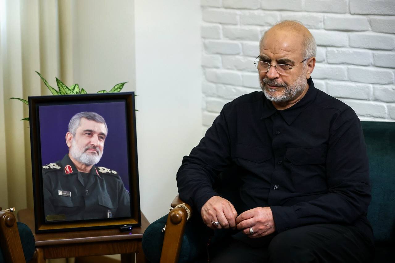 حضور قالیباف در منزل شهید حاجیزاده + تصاویر