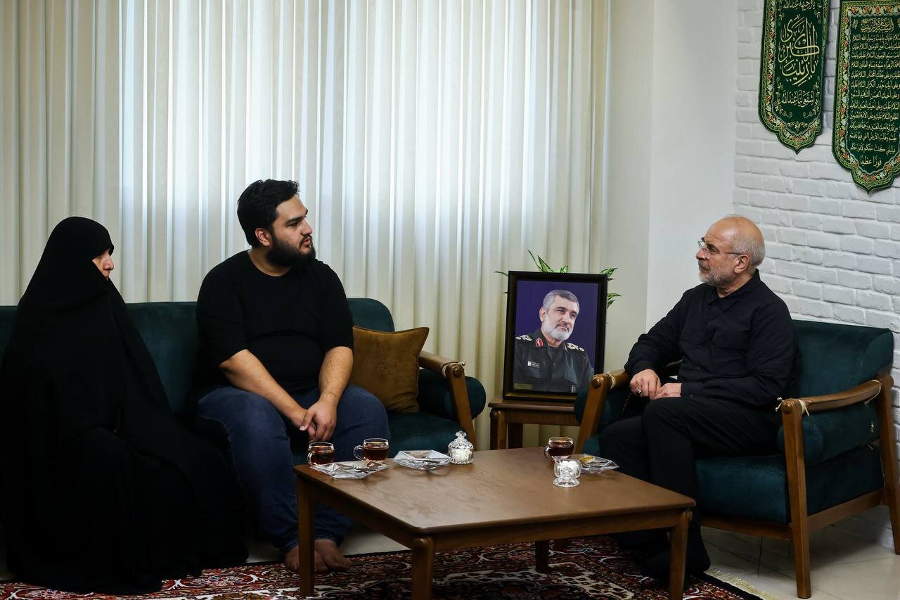 حضور قالیباف در منزل شهید حاجیزاده + تصاویر