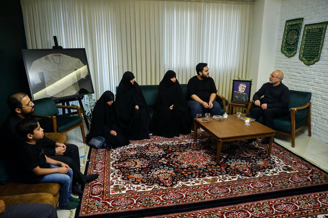 حضور قالیباف در منزل شهید حاجیزاده + تصاویر