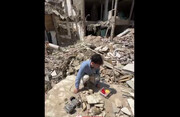 ویدئویی از فعال رسانه‌ای آمریکایی هنگام مشاهده اسباب بازی در میان آوارهای حمله اسرائیل