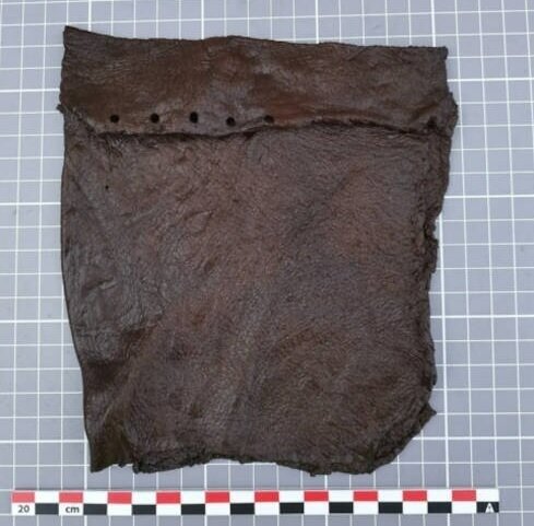 راز کشف ۴۰ جفت کفش کودکانه ۷۰۰ ساله! | عکس