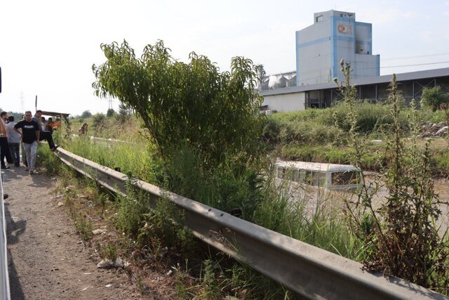 سقوط مینیبوس و ساینا به کانال آب + عکس | سرنوشت ۳ سرنشین خودروها