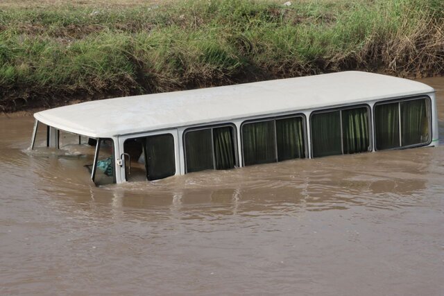 سقوط مینیبوس و ساینا به کانال آب + عکس | سرنوشت ۳ سرنشین خودروها