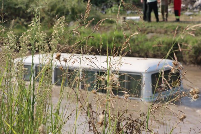 سقوط مینیبوس و ساینا به کانال آب + عکس | سرنوشت ۳ سرنشین خودروها