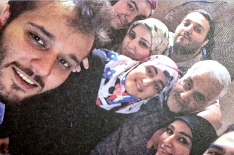 «زینب و نرجس، دختران سردار سلیمانی» در آغوش پدر؛ دهه ۱۳۹۰ | عکس