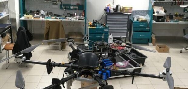 کشف کارگاه تولید پهپادهای انتحاری پیشرفته توسط نیروهای امنیتی | واکنش آنها را در لحظه دستگیری ببینید