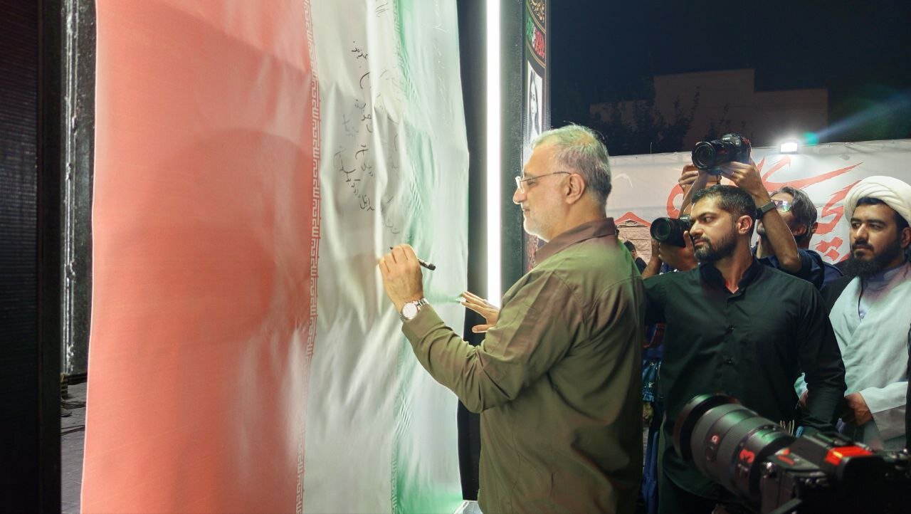 شهردار تهران در بدو ورود در «پویش امضای پرچم ایران به دست عاشقانه وطن» شرکت کرد.