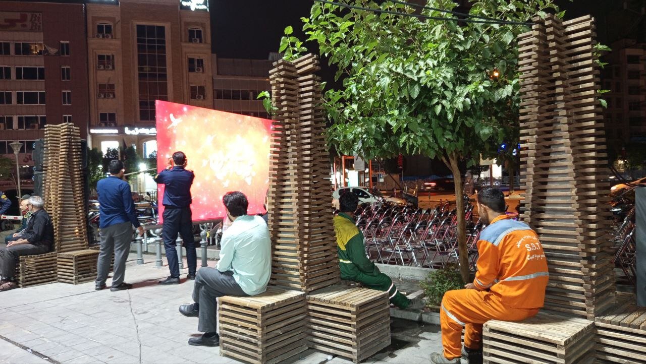 رهگذران و پاکبانان برنامه را از مانیتورهای بزرگ اطراف میدان تماشا می‌کردند.