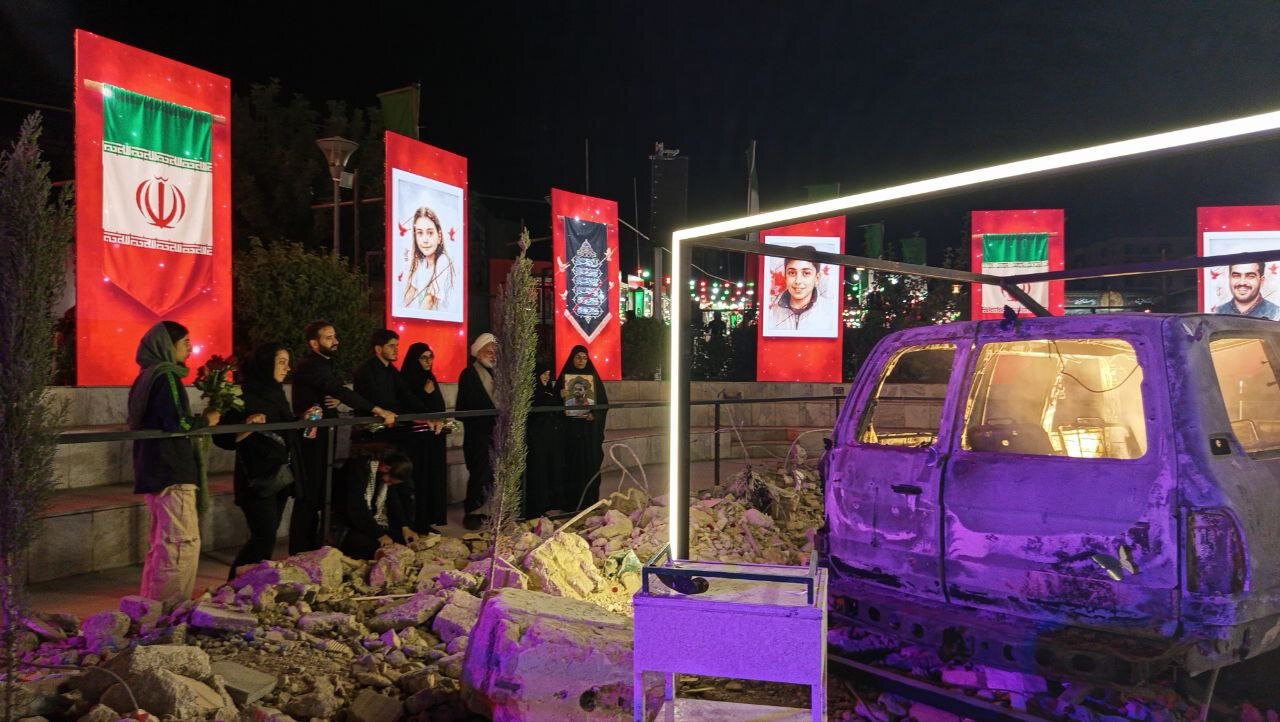 دلتنگی خانواده شهید هلال احمر در کنار آمبولانس سوخته 