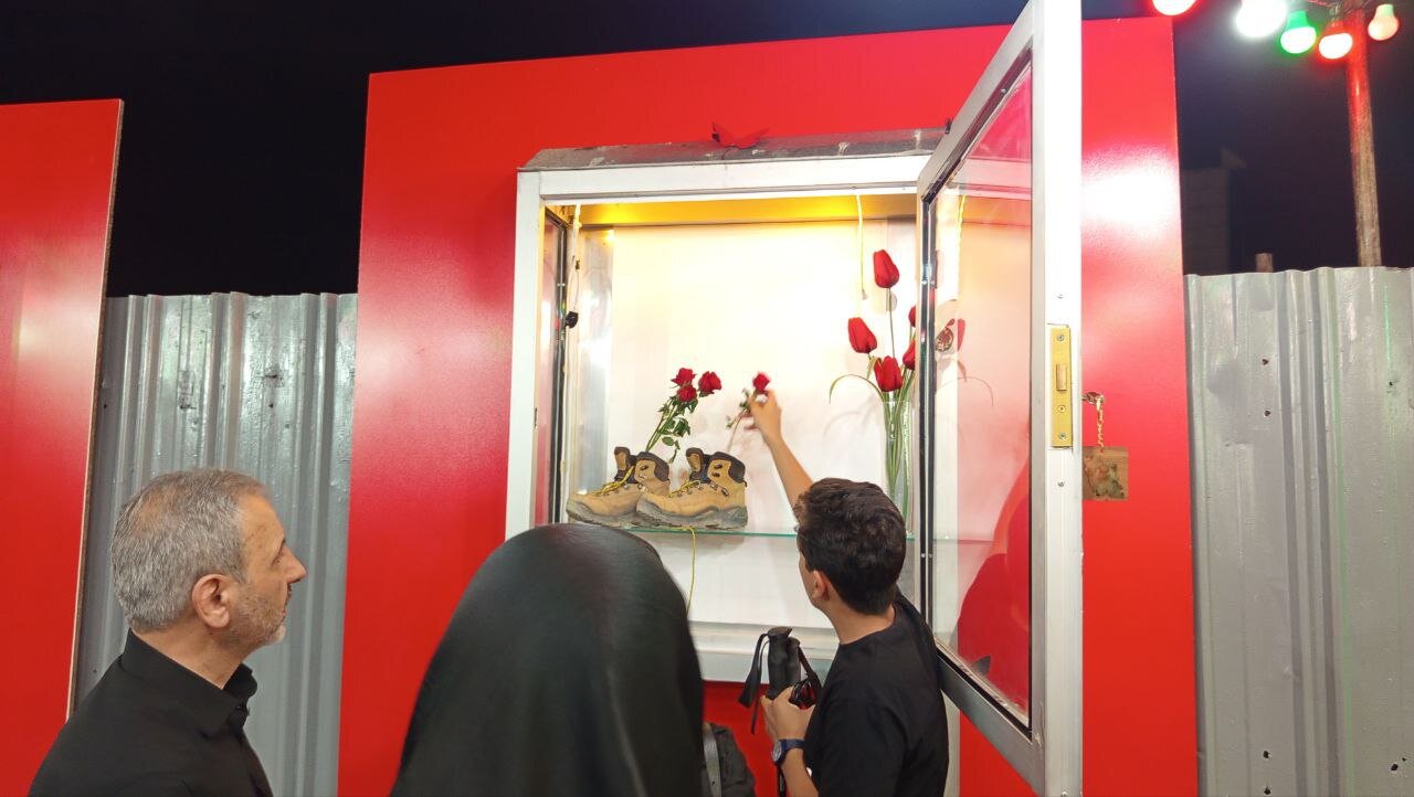 خانواده‌ها وسایل شخصی عزیزان‌شان را به نمایش گذاشتند؛ از کفش و دفترچه تا عکس و پلاک. 