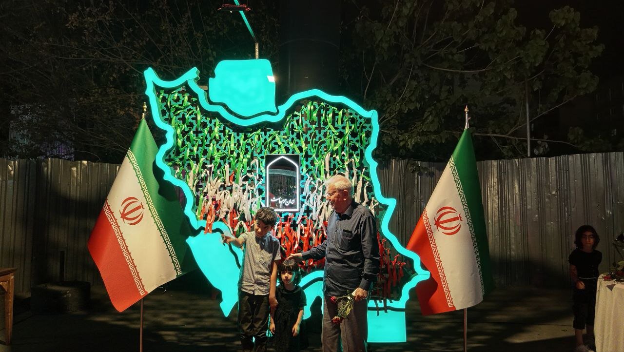 شهرونندان با نماد پرچم و نقشه کشورمان عکس یادگاری گرفتند.