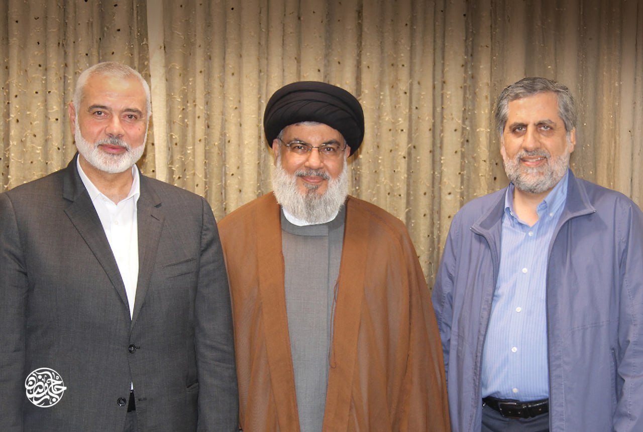 تصویری از حاج رمضان در کنار نصرالله