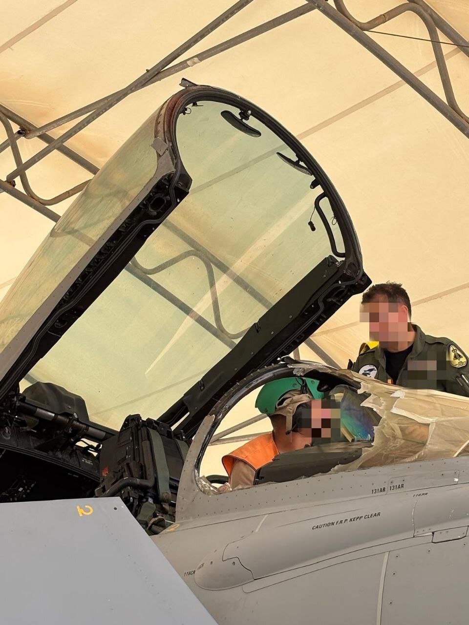 لحظه برخورد پرنده به شیشه جلوی جنگنده | خلبان هواپیما را به سلامت فرود آورد + تصاویر