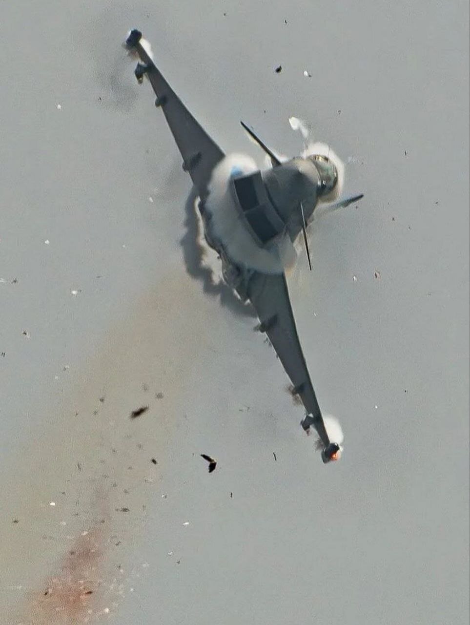 لحظه برخورد پرنده به شیشه جلوی جنگنده | خلبان هواپیما را به سلامت فرود آورد + تصاویر