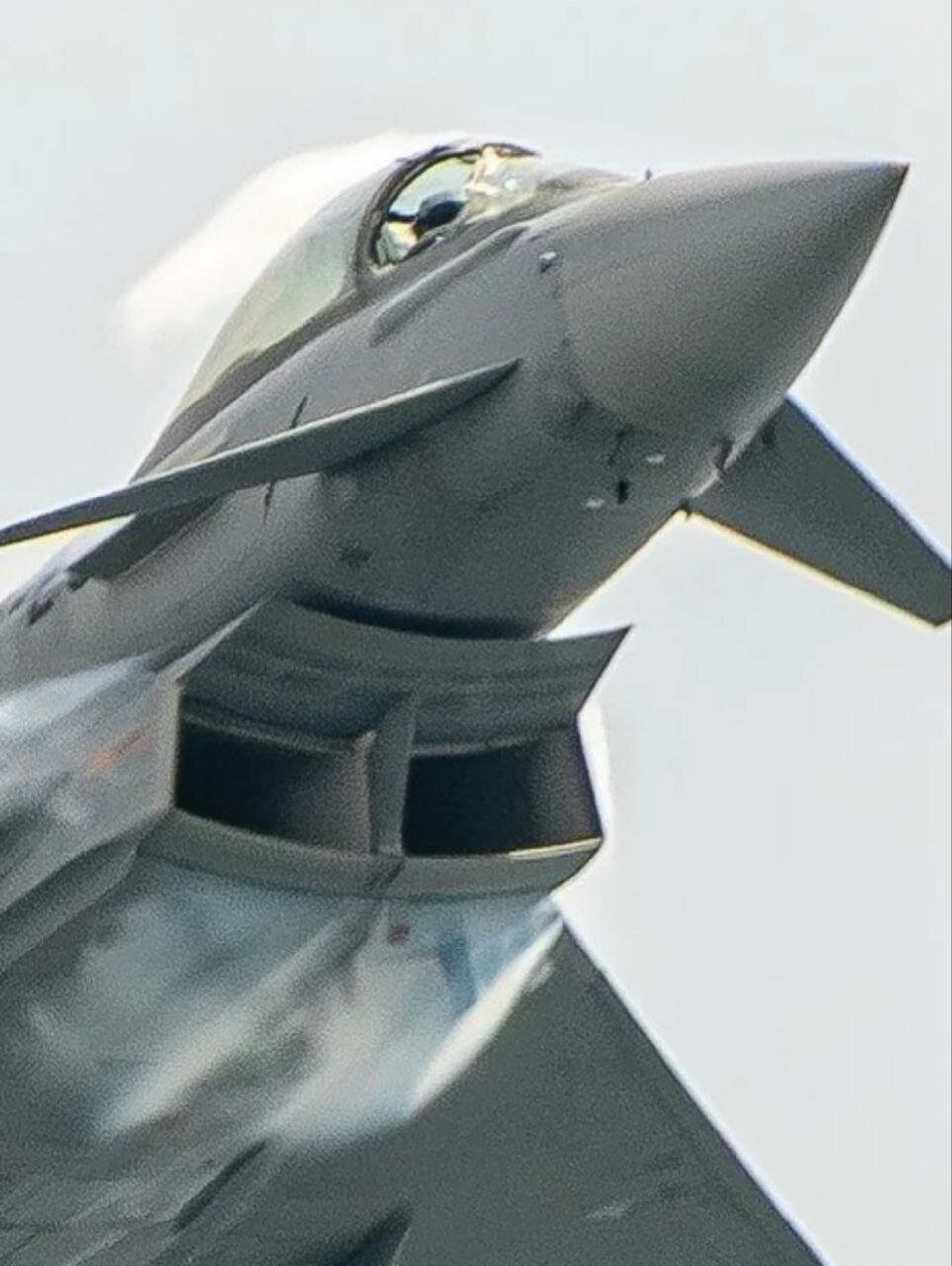 لحظه برخورد پرنده به شیشه جلوی جنگنده | خلبان هواپیما را به سلامت فرود آورد + تصاویر