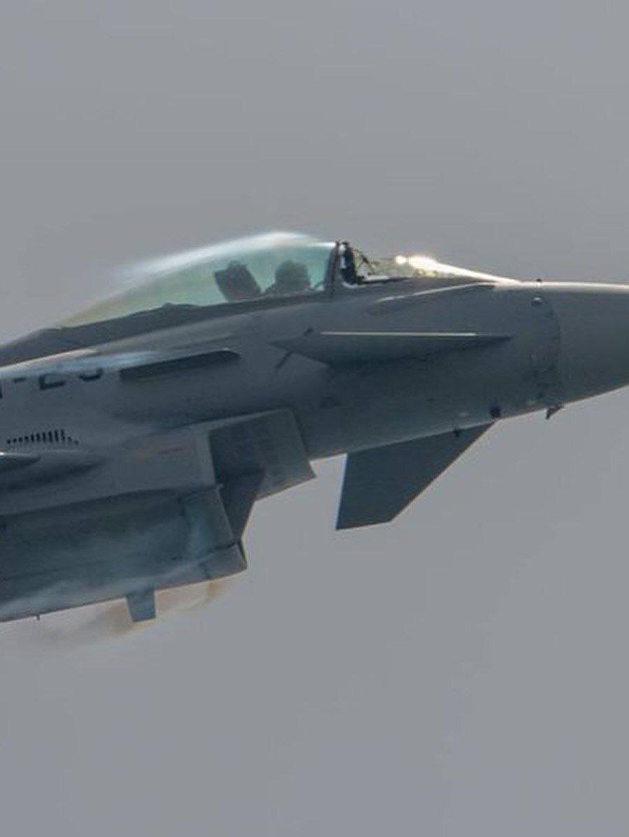 لحظه برخورد پرنده به شیشه جلوی جنگنده | خلبان هواپیما را به سلامت فرود آورد + تصاویر