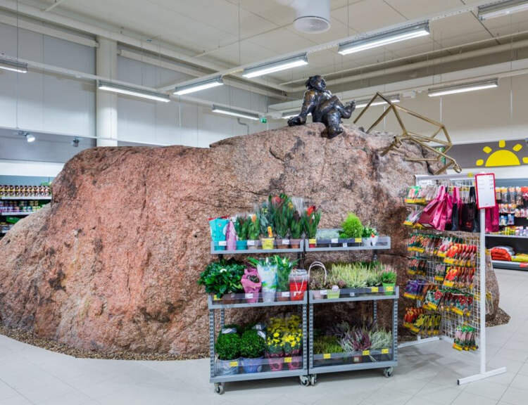 سنگ غولپیکر وسط یکسوپرمارکت