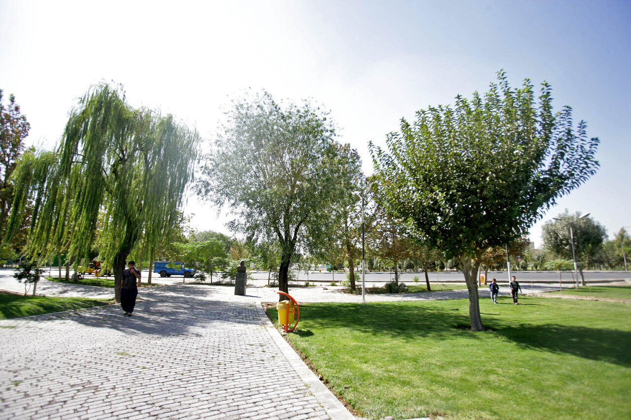 بوستان گردی در یک محله شلوغ