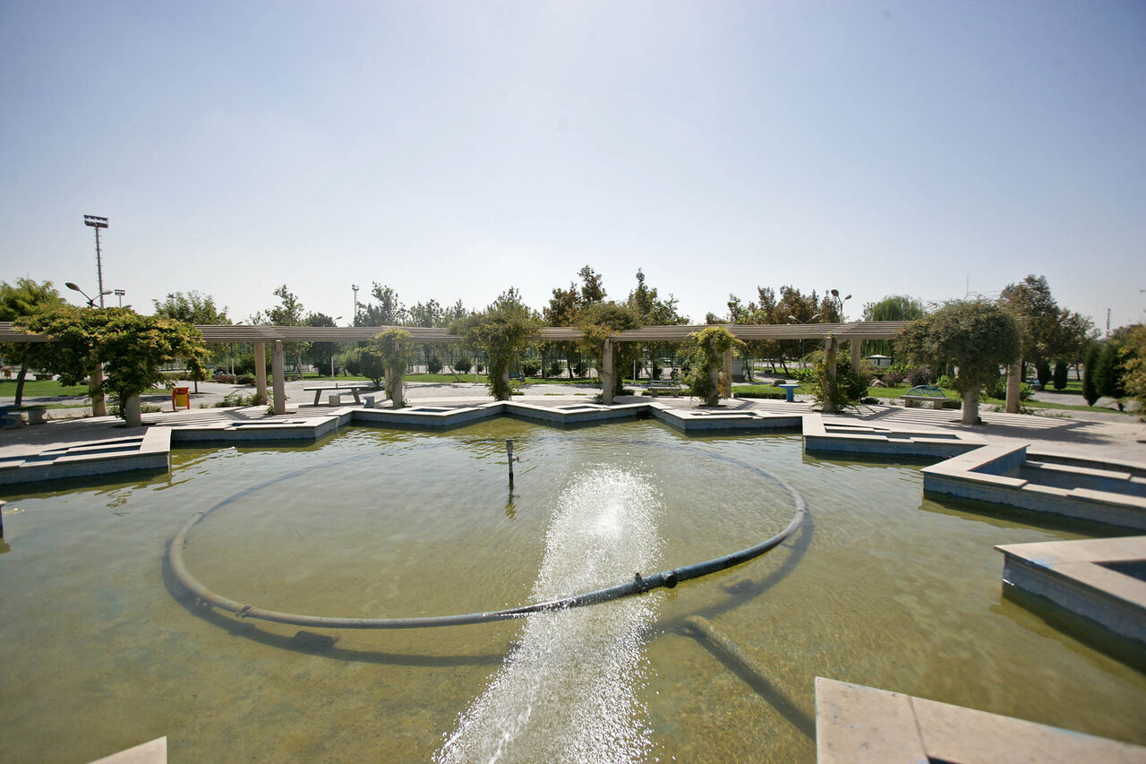 بوستان گردی در یک محله شلوغ