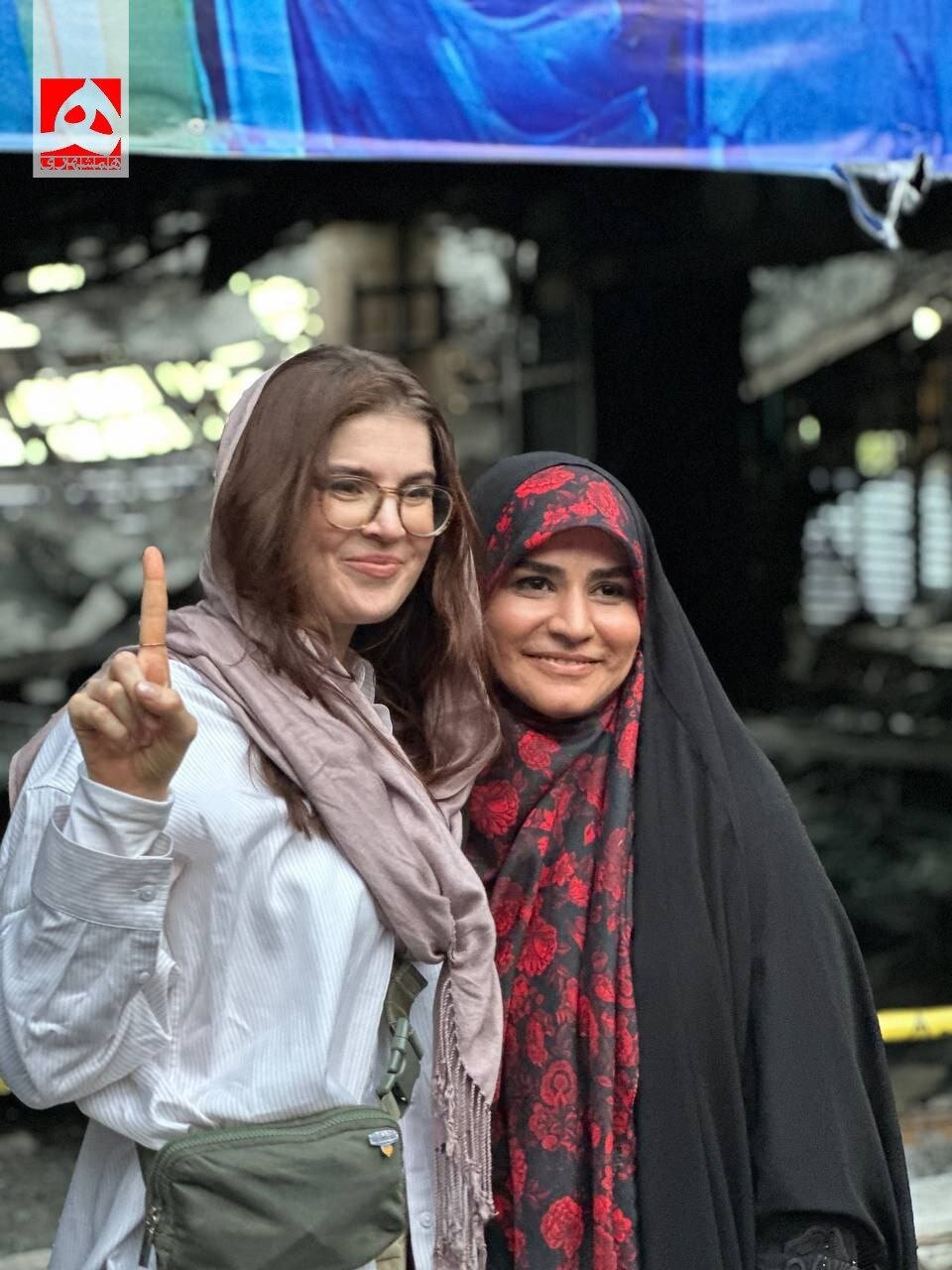 عکس یادگاری سحر امامی و خبرنگار آمریکایی در کنار ساختمان شیشهای