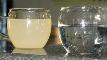 آب آشامیدنی در یک استان به این رنگ درآمد | مردم: آب گل‌آلود، بدمزه است | مسئولین: این آب میکروبی نیست! | یک شهروند: پول خرید آب معدنی نداریم