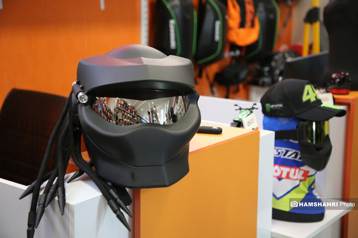 موتور سواری با گوش گربه ای