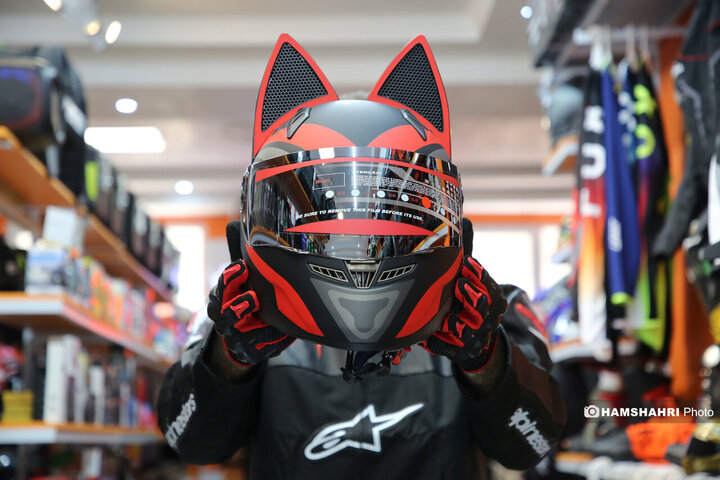 موتور سواری با گوش گربه ای