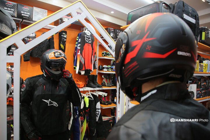 موتور سواری با گوش گربه ای