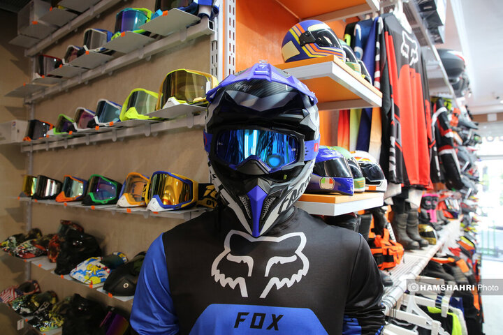 موتور سواری با گوش گربه ای