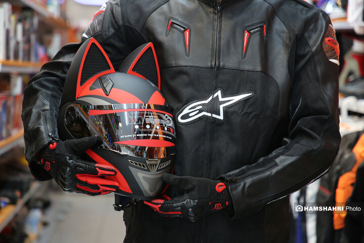 موتور سواری با گوش گربه ای