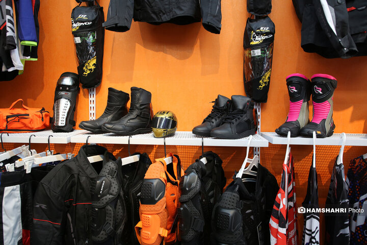 موتور سواری با گوش گربه ای