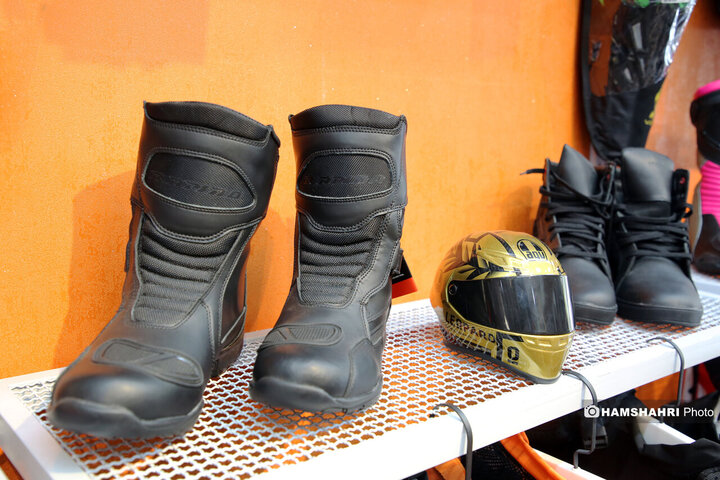 موتور سواری با گوش گربه ای