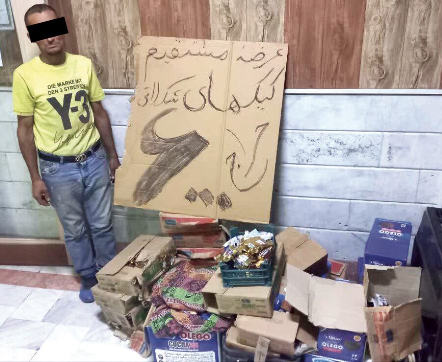 حراج کیک و ویفر فاسد در خیابان + عکس | آنها را از ضایعاتفروشی خریدم!