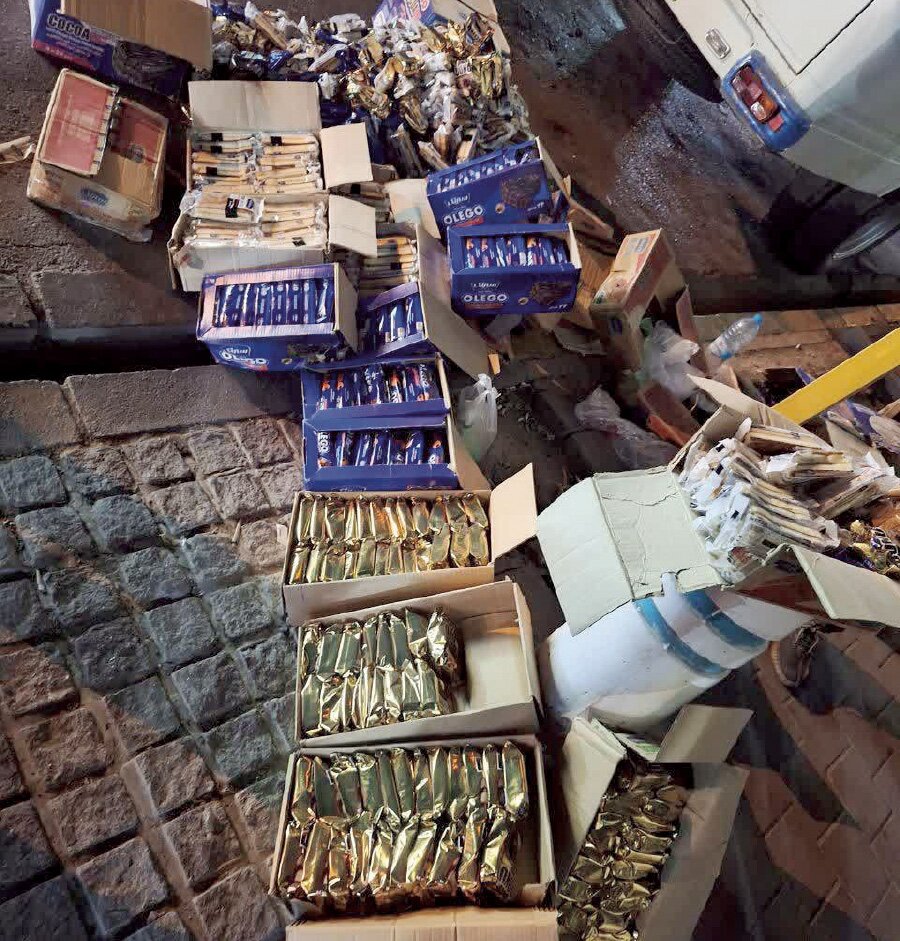 حراج کیک و ویفر فاسد در خیابان + عکس | آنها را از ضایعاتفروشی خریدم!