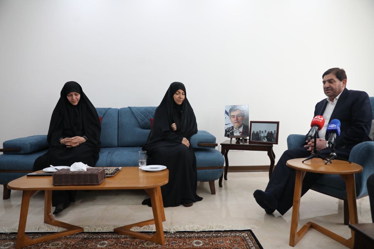 دیدار مشاور مقام معظم رهبری با خانواده شهید فریدون عباسی | تصاویر