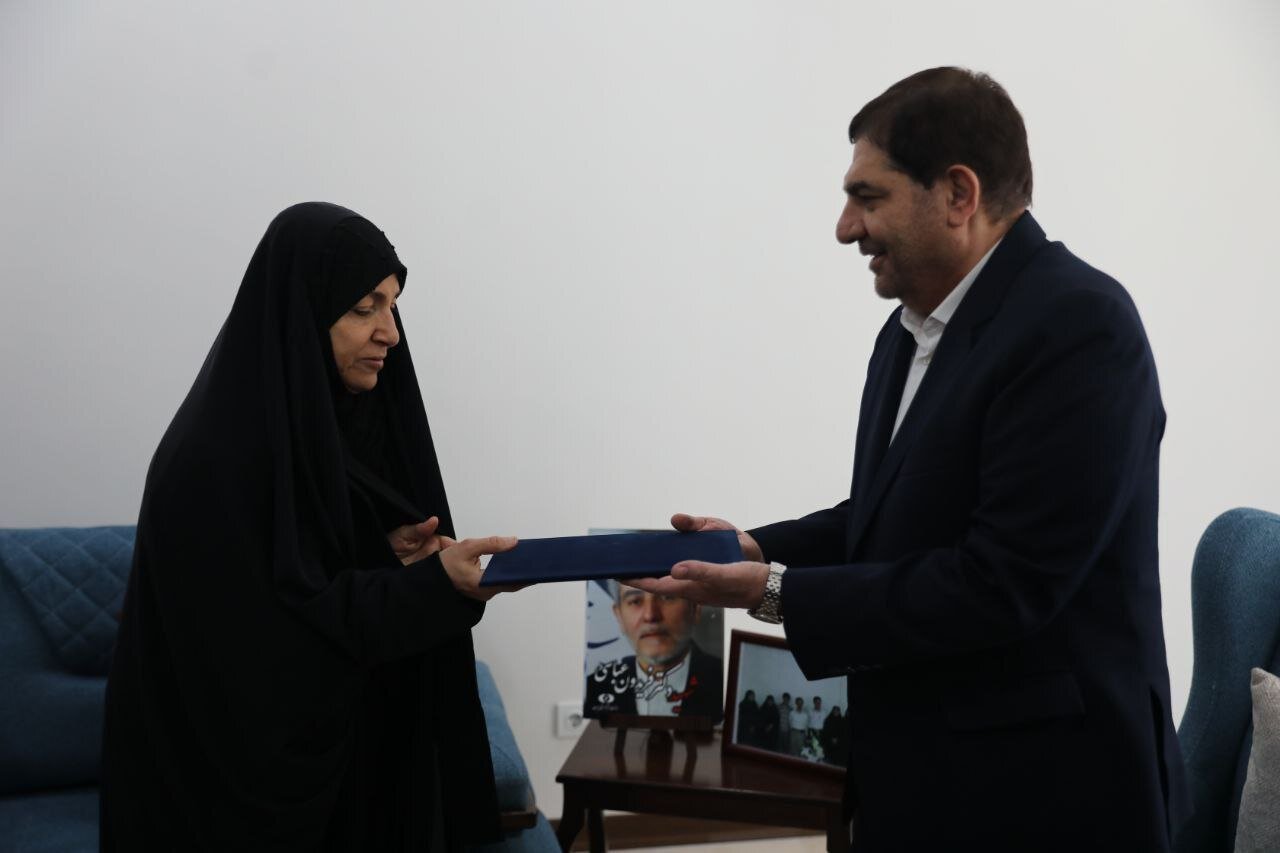 دیدار مشاور مقام معظم رهبری با خانواده شهید فریدون عباسی | تصاویر