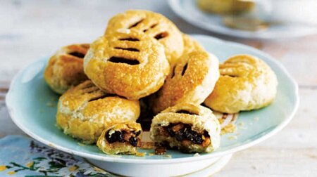 دستور تهیه کیک اکلز؛ کلوچه انگلیسی پر از کشمش